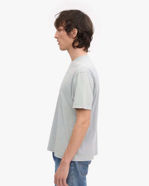Colorful Standard Oversized Organic T-Shirt Herren Faded Grey am Model – Seitenansicht